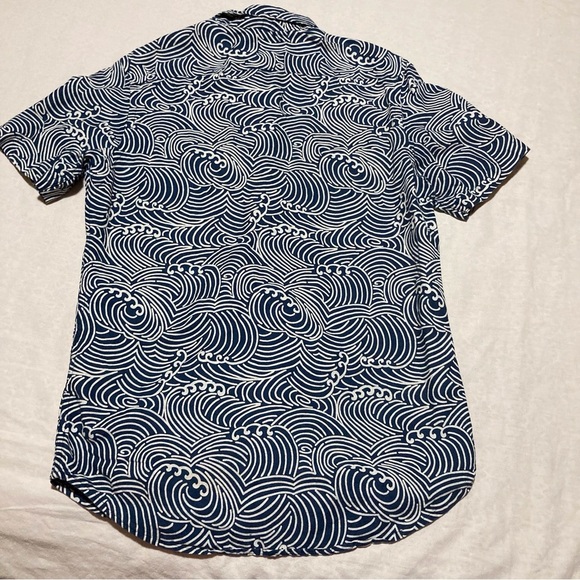 Old Navy Blue and White Wave Pattern Casual Shirt - Picture 4 of 13